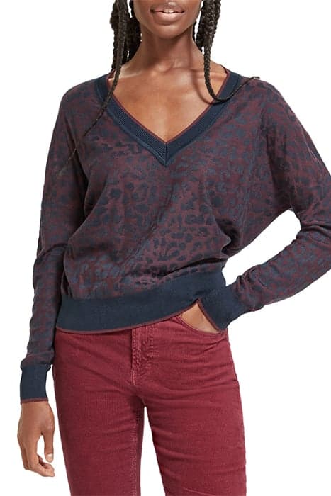 ANIMAL JACQUARD V NECK PULLOVER BORDEAUX by Scotch & Soda