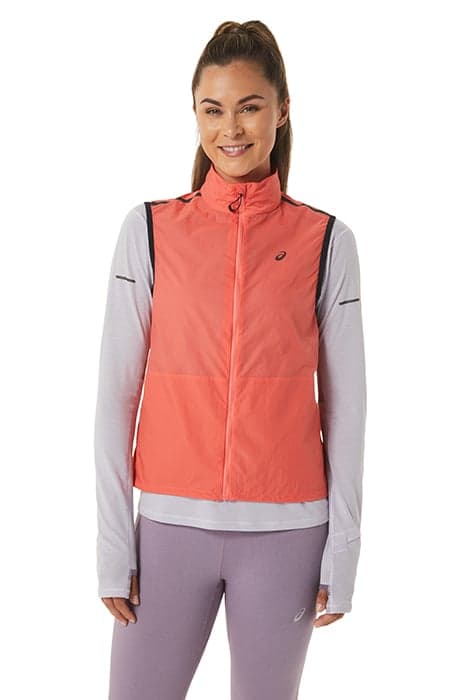 METARUN PACKABLE VEST PAPAYA by ASICS