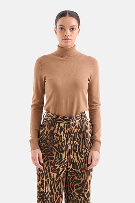 LA-BASIC TURTLE NECK BROWN by Shoeby