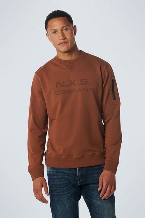 SWEATER CREWNECK CHEST ARTWORK CARAMEL by No Excess