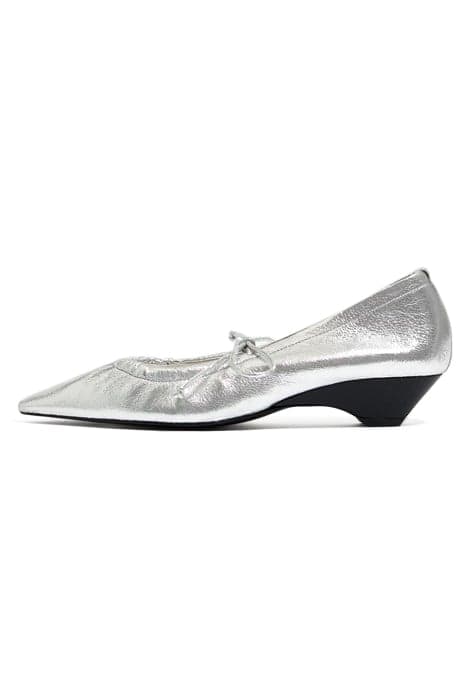 SILVER LEATHER COURT SHOE by Bimba y Lola