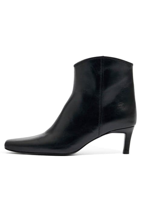 BLACK LEATHER HEELED GAUCHO ANKLE BOOT by Bimba y Lola